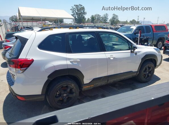JF2SKAMCXNH528975 2022 SUBARU FORESTER White Սալոնի հետևի տեսք