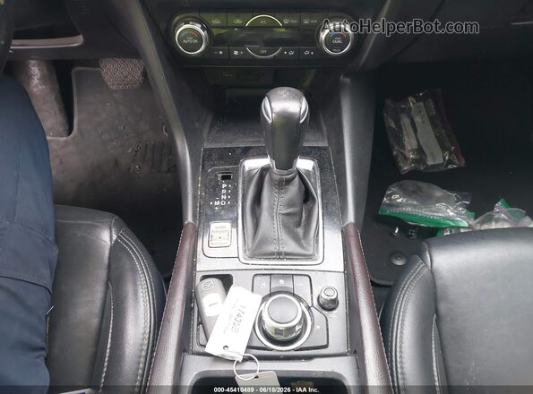 JM1BN1L38H1116381 2017 MAZDA 3 Silver Vista del salpicadero