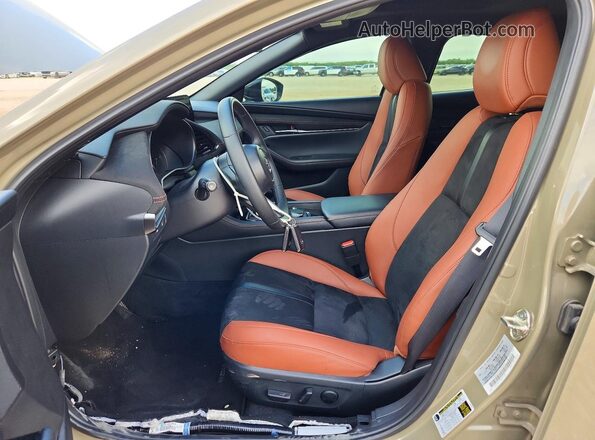 JM1BPBYY6R1708352 2024 MAZDA 3 Зеленый Вид салона спереди