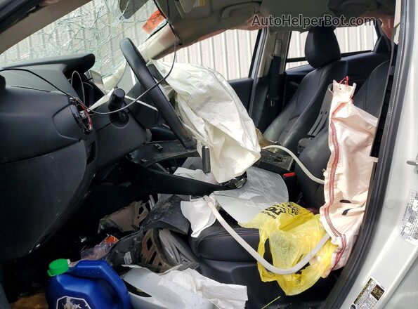 JM1DKBC76G0113977 2016 MAZDA CX-3 White Вид салону спереду