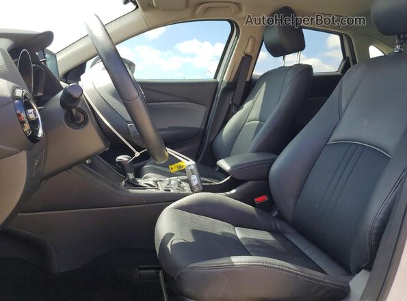 JM1DKDC70K1460610 2019 MAZDA CX-3 White Front interior view