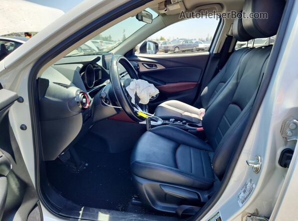 JM1DKDC74J0332391 2018 MAZDA CX-3 Silver Front interior view