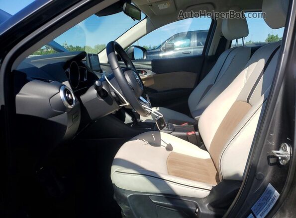 JM1DKFC74M1501898 2021 MAZDA CX-3 Charcoal Вид салону спереду