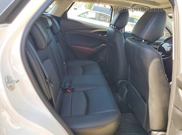 JM1DKFC75J0318186 2018 MAZDA CX-3 Белый Вид задней части салона