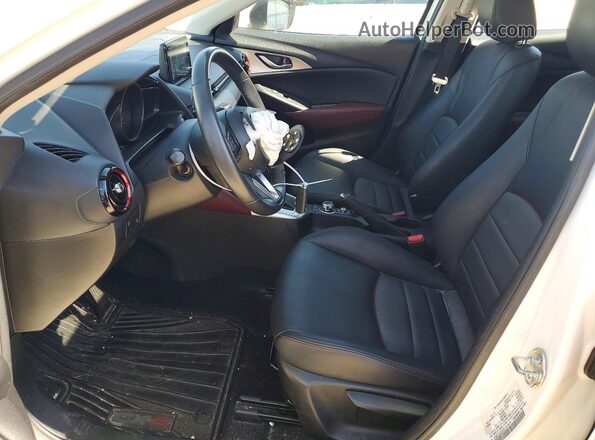 JM1DKFC75J0318186 2018 MAZDA CX-3 Белый Вид салона спереди