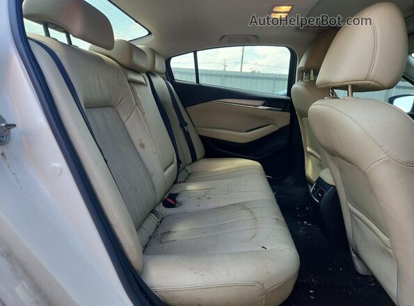 JM1GL1TY7J1301101 2018 MAZDA 6 White Vista de los asientos traseros