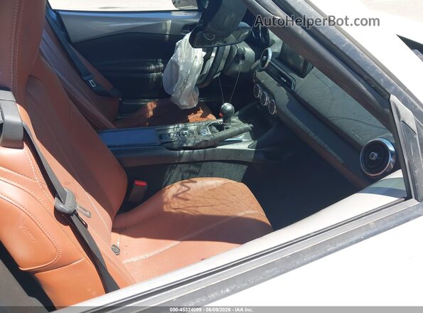JM1NDAM74P0558015 2023 MAZDA MX-5 MIATA RF Серебряный Вид салона спереди