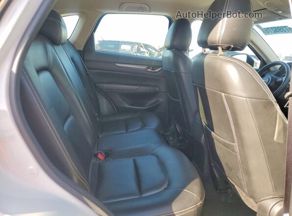 JM3KFABL5H0125969 2017 MAZDA CX-5 White Widok wnętrza z tyłu