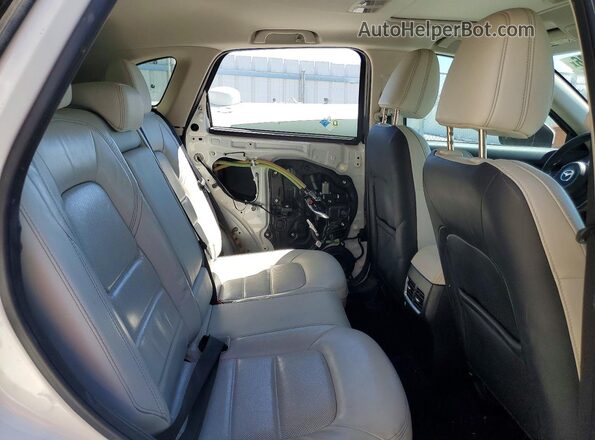 JM3KFADM6J1377686 2018 MAZDA CX-5 White Vista interior trasera