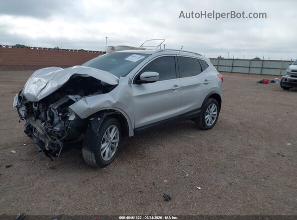 JN1BJ1CP1JW181227 2018 NISSAN ROGUE Silver Vista tres cuartos delantera izquierda