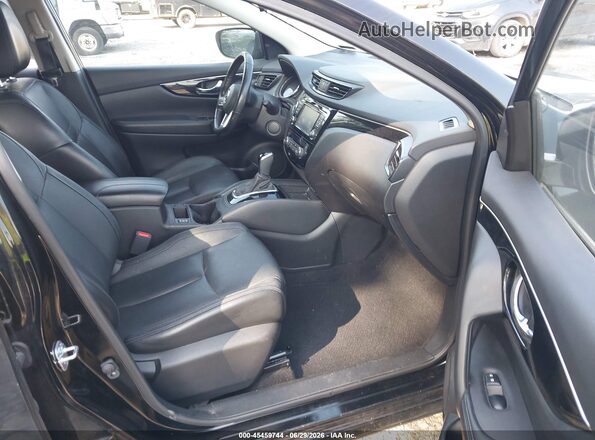 JN1BJ1CP3HW015916 2017 NISSAN ROGUE Black წინა სალონის ხედი