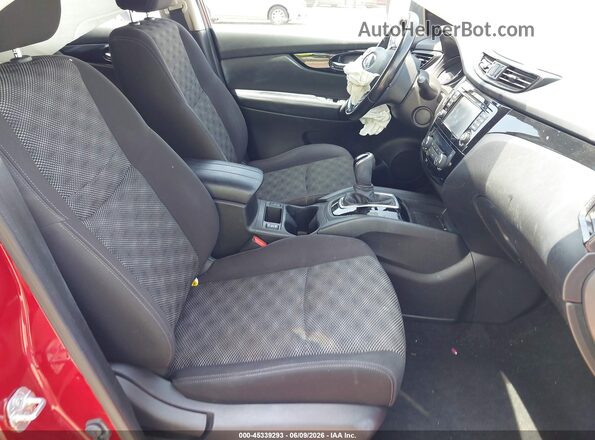 JN1BJ1CP3HW027385 2017 NISSAN ROGUE Красный Вид салона спереди