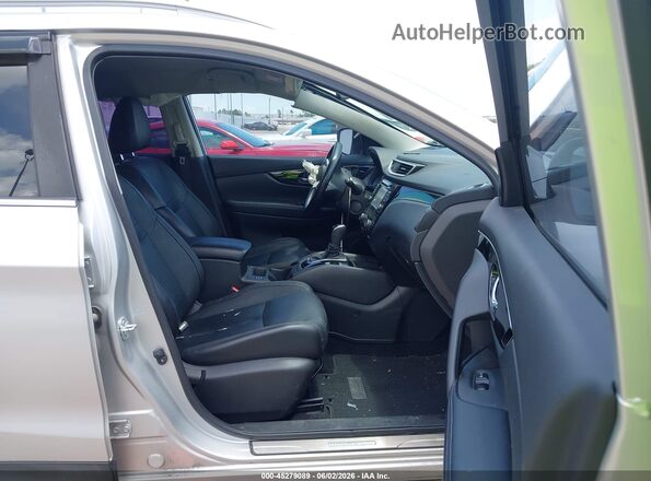 JN1BJ1CP4HW017416 2017 NISSAN ROGUE Silver Vista interior delantera