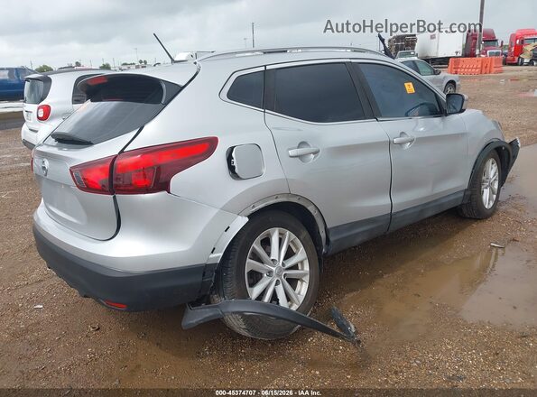 JN1BJ1CP4JW153924 2018 NISSAN ROGUE Silver Trasero derecho
