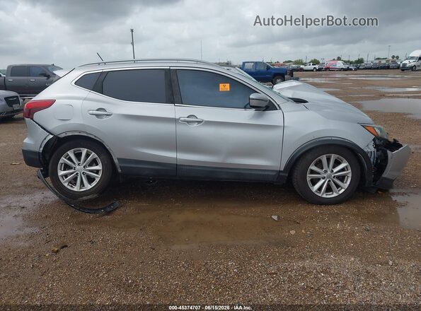 JN1BJ1CP4JW153924 2018 NISSAN ROGUE Silver Vista del cuadro de instrumentos