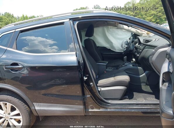 JN1BJ1CP4JW196031 2018 NISSAN ROGUE Black Front interior view