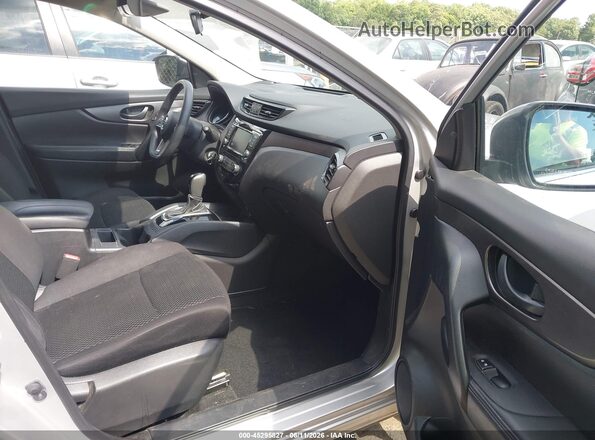 JN1BJ1CV4LW275331 2020 NISSAN ROGUE Серебряный Вид салона спереди