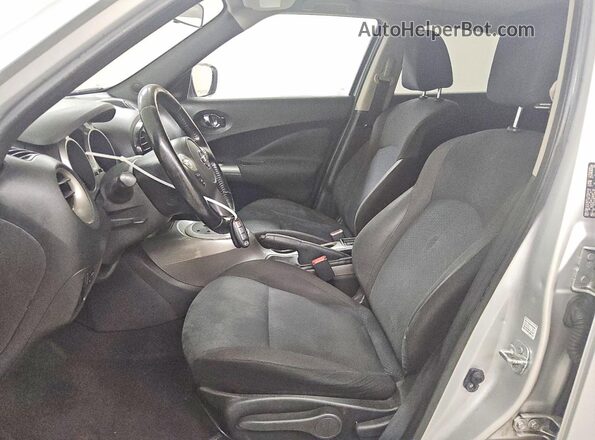 JN8AF5MR1HT701914 2017 NISSAN JUKE Серебряный Вид салона спереди