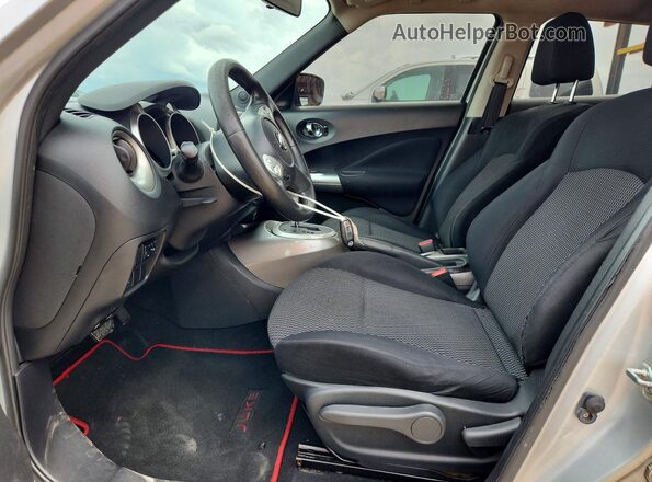 JN8AF5MRXHT705590 2017 NISSAN JUKE Silver Front interior view