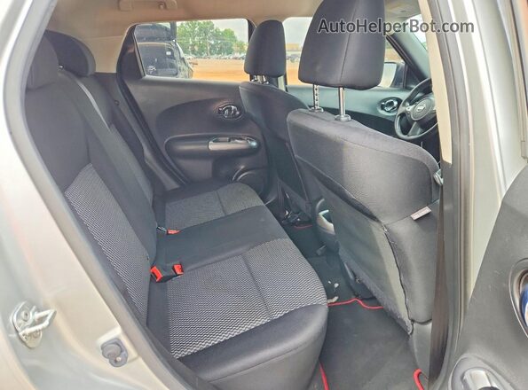 JN8AF5MRXHT705590 2017 NISSAN JUKE Silver Rear interior view