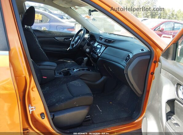JN8AT2MT0HW144494 2017 NISSAN ROGUE Оранжевый Вид салона спереди
