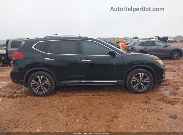 JN8AT2MT0HW146925 2017 NISSAN ROGUE Черный Вид задней части салона