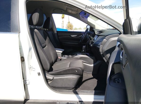 JN8AT2MT0HW151364 2017 NISSAN ROGUE White Widok wnętrza z przodu