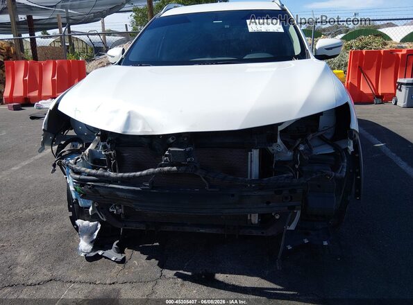 JN8AT2MT0HW151364 2017 NISSAN ROGUE White Widok wnętrza z tyłu