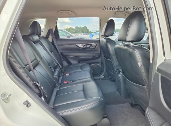 JN8AT2MT0HW385326 2017 NISSAN ROGUE White Вид задніх сидінь