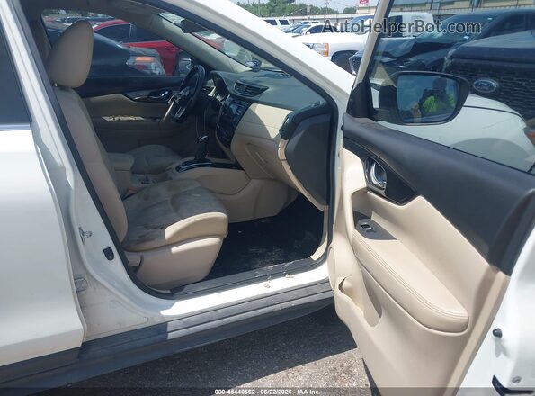 JN8AT2MT4HW135135 2017 NISSAN ROGUE White Widok wnętrza z przodu