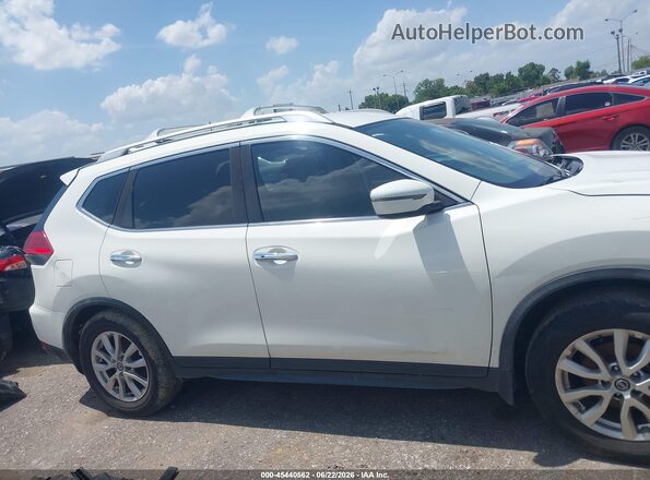 JN8AT2MT4HW135135 2017 NISSAN ROGUE White Widok wnętrza z tyłu