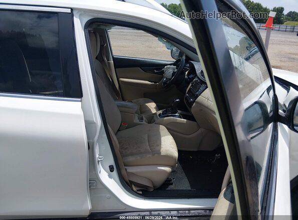 JN8AT2MT4HW399407 2017 NISSAN ROGUE Белый Вид салона спереди
