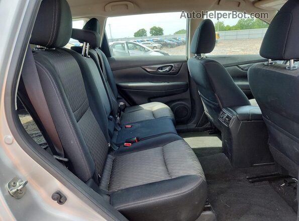 JN8AT2MT4HW401513 2017 NISSAN ROGUE Silver Widok wnętrza z tyłu