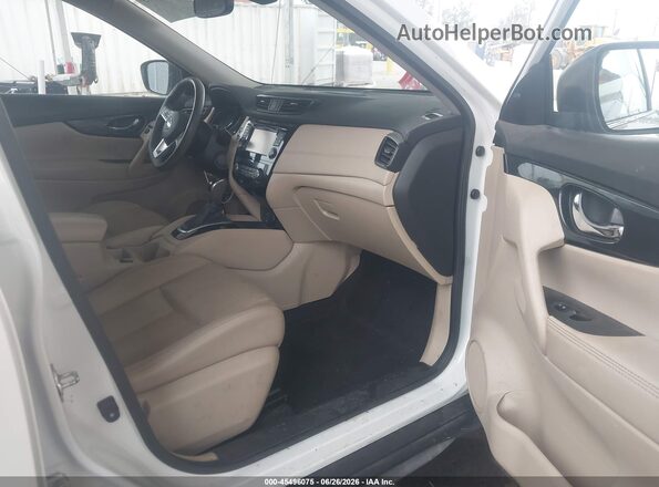 JN8AT2MT5HW403576 2017 NISSAN ROGUE Cream Front interior view