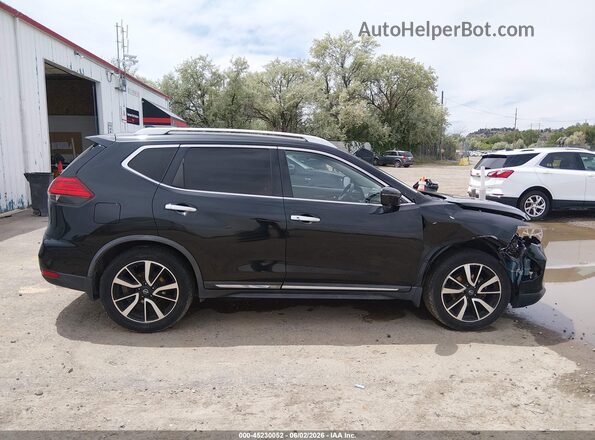 JN8AT2MT7HW403532 2017 NISSAN ROGUE Черный Вид задней части салона