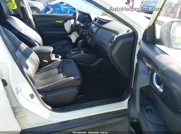 JN8AT2MT7JW466328 2018 NISSAN ROGUE Белый Вид салона спереди