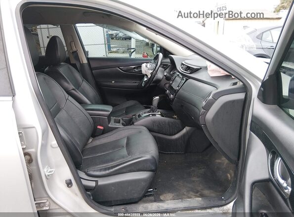 JN8AT2MV0HW019075 2017 NISSAN ROGUE Silver Front interior view