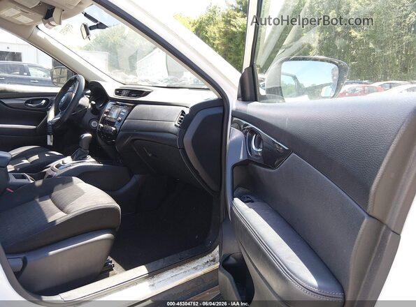 JN8AT2MV2HW005565 2017 NISSAN ROGUE Белый Вид салона спереди