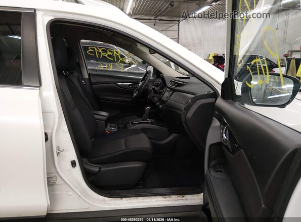 JN8AT2MV2HW282765 2017 NISSAN ROGUE White Вид салону спереду