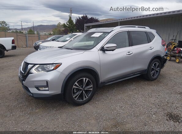 JN8AT2MV2JW308464 2018 NISSAN ROGUE Silver Vista tres cuartos delantera izquierda