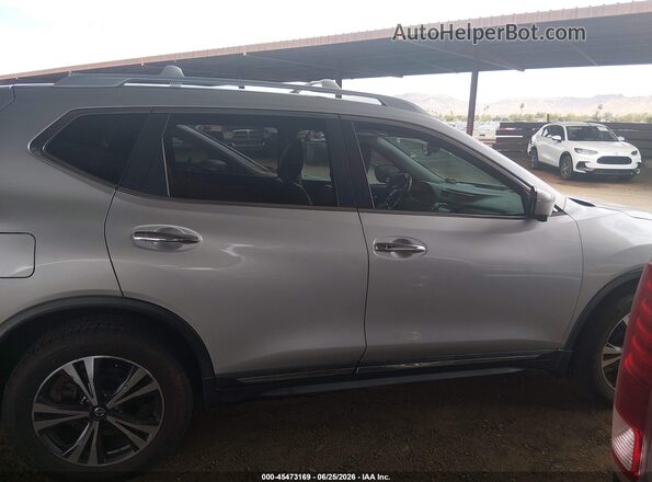 JN8AT2MV3HW014663 2017 NISSAN ROGUE Silver Widok wnętrza z tyłu