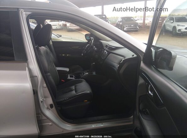 JN8AT2MV3HW014663 2017 NISSAN ROGUE Silver Widok wnętrza z przodu