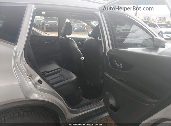 JN8AT2MV3HW014663 2017 NISSAN ROGUE Silver Widok naklejki z numerem VIN
