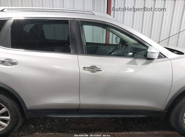 JN8AT2MV4HW016146 2017 NISSAN ROGUE Silver Widok wnętrza z tyłu