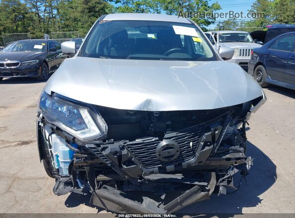 JN8AT2MV4JW313066 2018 NISSAN ROGUE Silver Widok wnętrza z tyłu