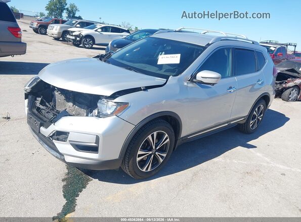 JN8AT2MV4JW322589 2018 NISSAN ROGUE Silver Vista tres cuartos delantera izquierda