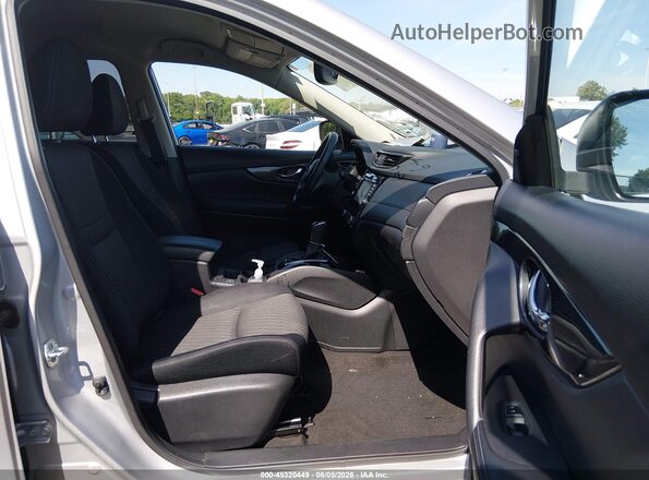 JN8AT2MV7HW270093 2017 NISSAN ROGUE Silver Widok wnętrza z przodu