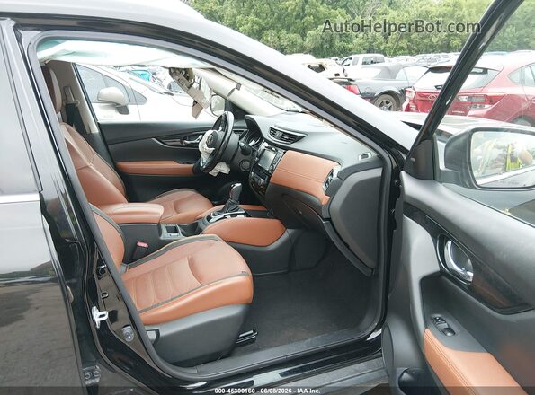 JN8AT2MVXHW024347 2017 NISSAN ROGUE Black Widok wnętrza z przodu