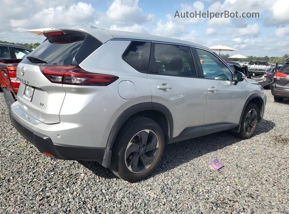 JN8BT3BA2RW002452 2024 NISSAN ROGUE Silver Հետևի աջ