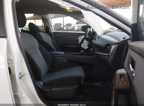 JN8BT3BB3PW351027 2023 NISSAN ROGUE White Vista interior delantera